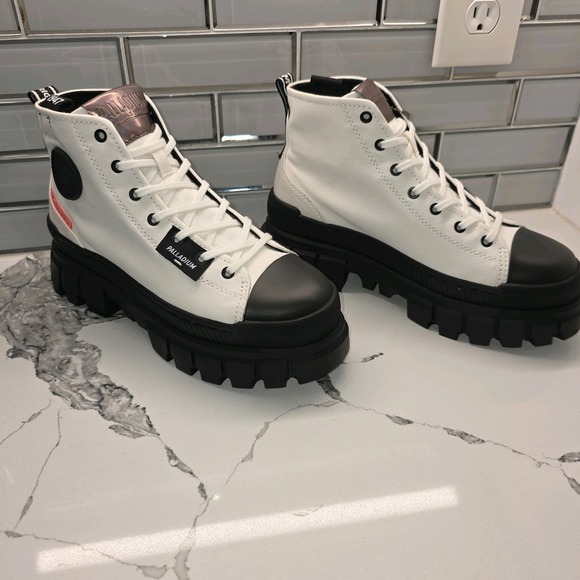 Palladium Revolt Hi TX Boots Womens 9 Star White Round Toe Hiking NIB - Picture 1 of 10
